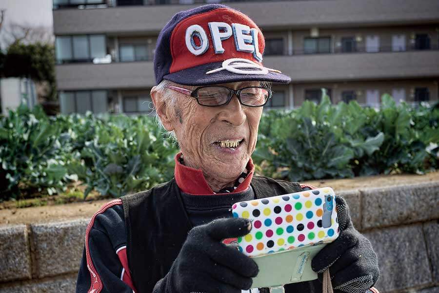 日本廣告的開場白,愈來愈常用「從此進入人生100年時代」,意思是在醫學等領域不斷進步時,人類壽命亦愈來愈長,很快大家活到百歲已不稀奇。