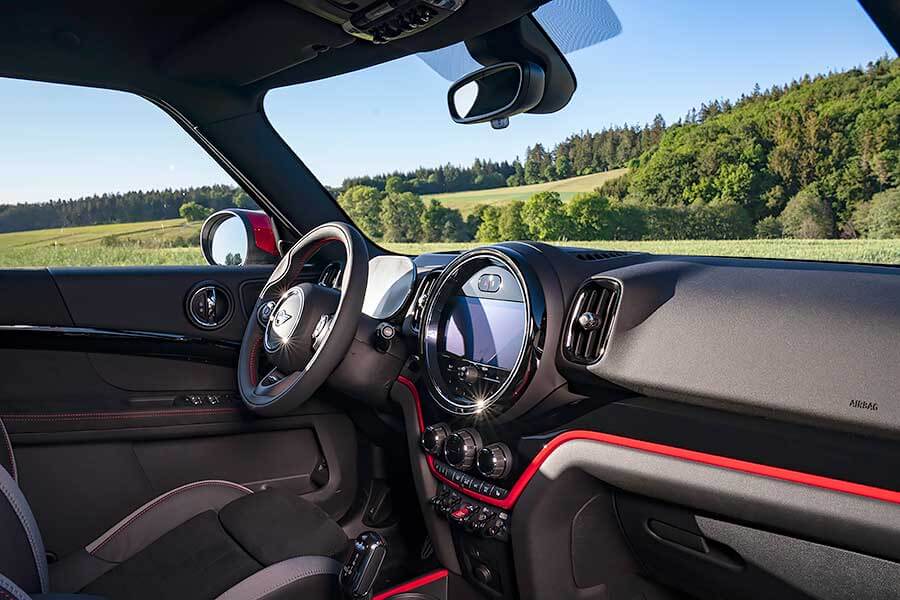 來到詭譎的2020,就連JCW Countryman的心臟也跟著變大,更加放肆了!