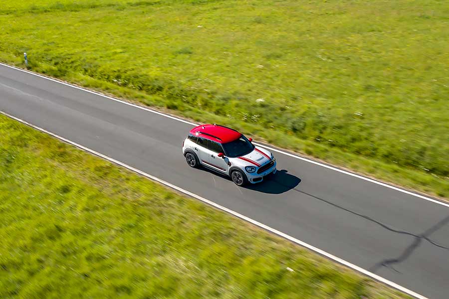 jcwcountryman-16 來到詭譎的2020,就連JCW Countryman的心臟也跟著變大,更加放肆了!