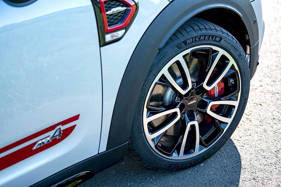 jcwcountryman-5 來到詭譎的2020,就連JCW Countryman的心臟也跟著變大,更加放肆了!