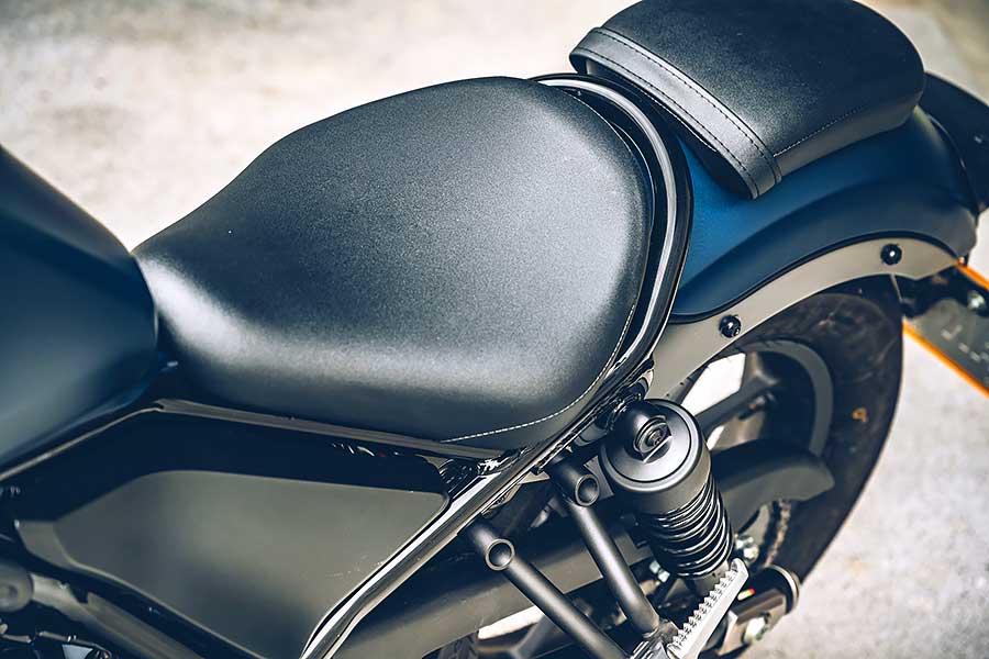 rebel&uk450-18 自國內大型重機開放上路以來,隨著入手難度及門檻大為降低後,現在更多了些跟風格扯得上邊的好選擇。