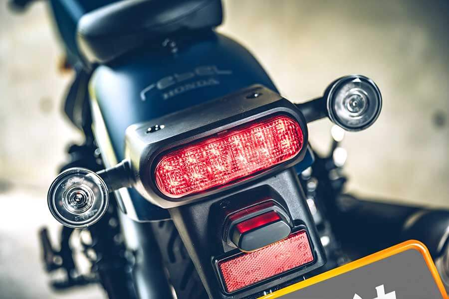 rebel&uk450-22 自國內大型重機開放上路以來,隨著入手難度及門檻大為降低後,現在更多了些跟風格扯得上邊的好選擇。