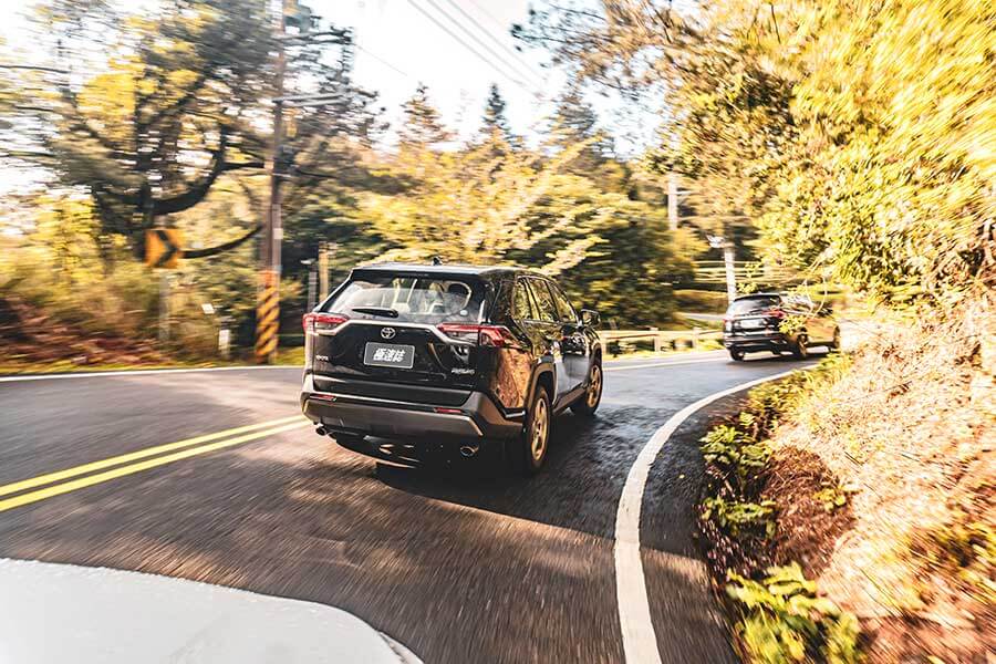 想驗證一輛跑車功架如何,去賽道溜一趟就知道到底有沒有把褲腰帶給綁緊,SUV,還是前驅?我輩四度勇闖力行產業道路一探這褲子究竟有沒有穿上。