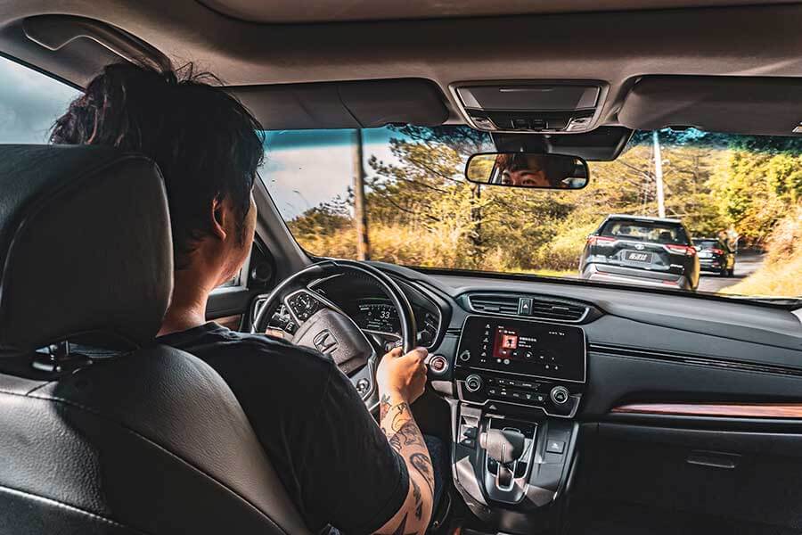 想驗證一輛跑車功架如何,去賽道溜一趟就知道到底有沒有把褲腰帶給綁緊,SUV,還是前驅?我輩四度勇闖力行產業道路一探這褲子究竟有沒有穿上。