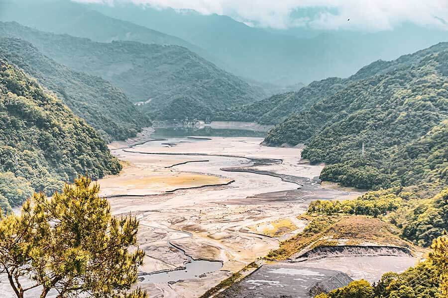 想驗證一輛跑車功架如何,去賽道溜一趟就知道到底有沒有把褲腰帶給綁緊,SUV,還是前驅?我輩四度勇闖力行產業道路一探這褲子究竟有沒有穿上。