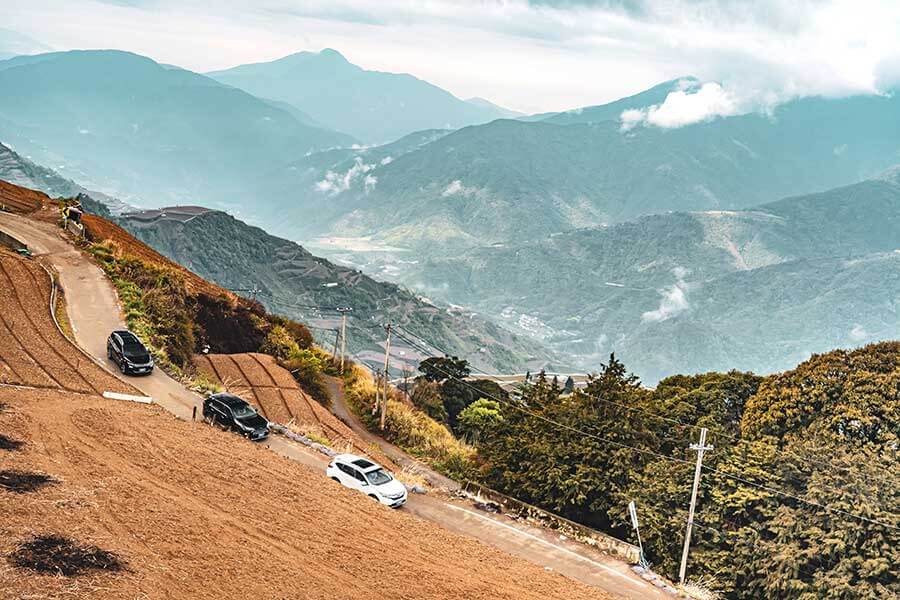 想驗證一輛跑車功架如何，去賽道溜一趟就知道到底有沒有把褲腰帶給綁緊，SUV，還是前驅?我輩四度勇闖力行產業道路一探這褲子究竟有沒有穿上。