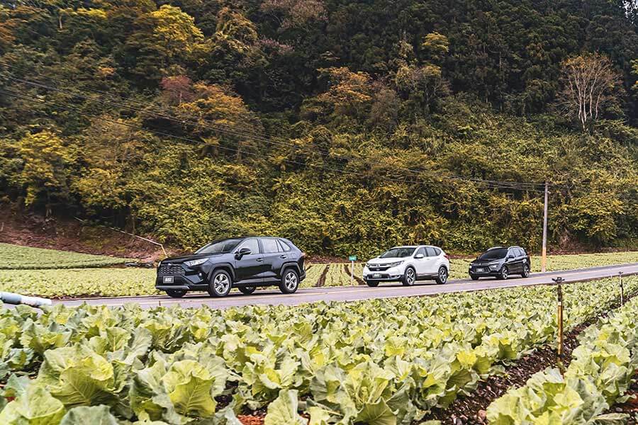 想驗證一輛跑車功架如何,去賽道溜一趟就知道到底有沒有把褲腰帶給綁緊,SUV,還是前驅?我輩四度勇闖力行產業道路一探這褲子究竟有沒有穿上。