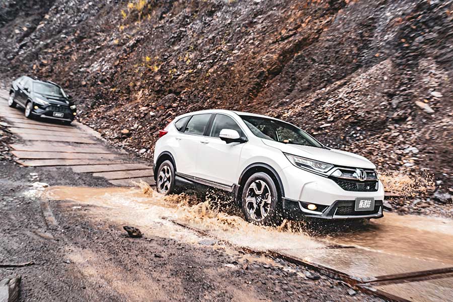 想驗證一輛跑車功架如何，去賽道溜一趟就知道到底有沒有把褲腰帶給綁緊，SUV，還是前驅?我輩四度勇闖力行產業道路一探這褲子究竟有沒有穿上。