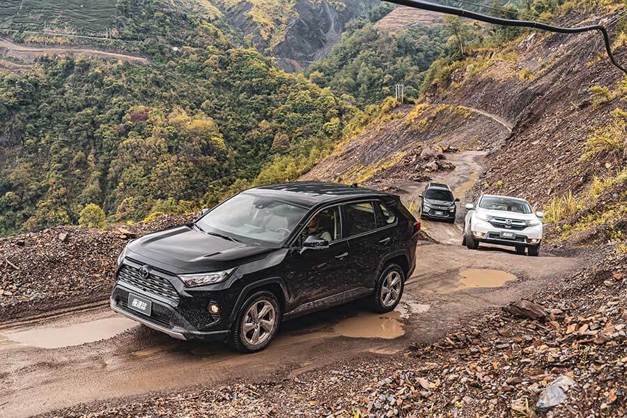 想驗證一輛跑車功架如何，去賽道溜一趟就知道到底有沒有把褲腰帶給綁緊，SUV，還是前驅?我輩四度勇闖力行產業道路一探這褲子究竟有沒有穿上。