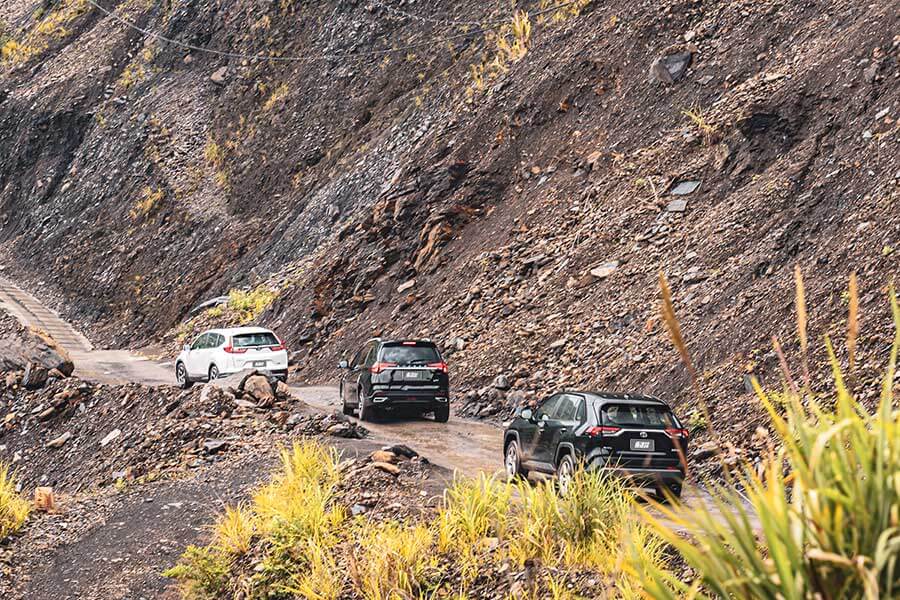 想驗證一輛跑車功架如何，去賽道溜一趟就知道到底有沒有把褲腰帶給綁緊，SUV，還是前驅?我輩四度勇闖力行產業道路一探這褲子究竟有沒有穿上。