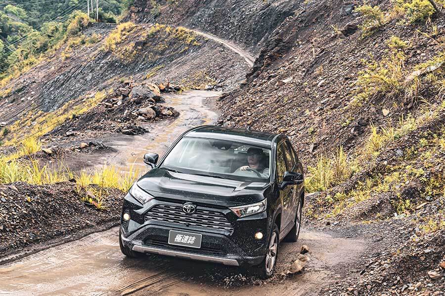 想驗證一輛跑車功架如何,去賽道溜一趟就知道到底有沒有把褲腰帶給綁緊,SUV,還是前驅?我輩四度勇闖力行產業道路一探這褲子究竟有沒有穿上。