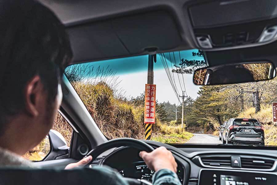 想驗證一輛跑車功架如何，去賽道溜一趟就知道到底有沒有把褲腰帶給綁緊，SUV，還是前驅?我輩四度勇闖力行產業道路一探這褲子究竟有沒有穿上。