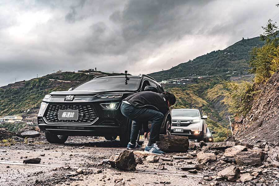 想驗證一輛跑車功架如何，去賽道溜一趟就知道到底有沒有把褲腰帶給綁緊，SUV，還是前驅?我輩四度勇闖力行產業道路一探這褲子究竟有沒有穿上。