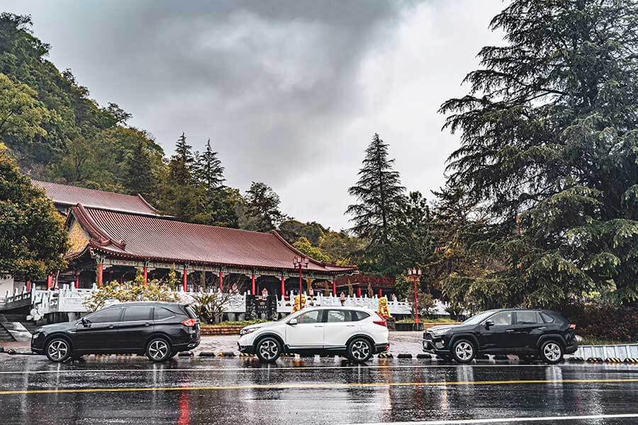 想驗證一輛跑車功架如何，去賽道溜一趟就知道到底有沒有把褲腰帶給綁緊，SUV，還是前驅?我輩四度勇闖力行產業道路一探這褲子究竟有沒有穿上。