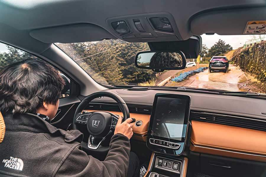 想驗證一輛跑車功架如何,去賽道溜一趟就知道到底有沒有把褲腰帶給綁緊,SUV,還是前驅?我輩四度勇闖力行產業道路一探這褲子究竟有沒有穿上。