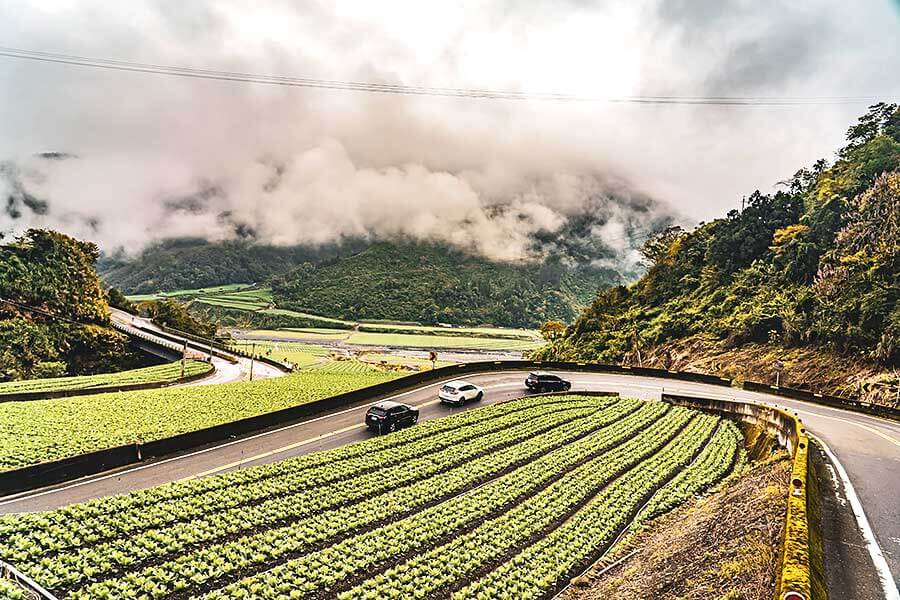想驗證一輛跑車功架如何，去賽道溜一趟就知道到底有沒有把褲腰帶給綁緊，SUV，還是前驅?我輩四度勇闖力行產業道路一探這褲子究竟有沒有穿上。