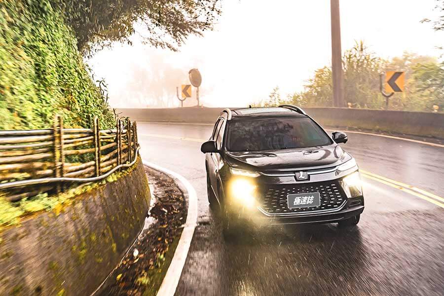 想驗證一輛跑車功架如何,去賽道溜一趟就知道到底有沒有把褲腰帶給綁緊,SUV,還是前驅?我輩四度勇闖力行產業道路一探這褲子究竟有沒有穿上。