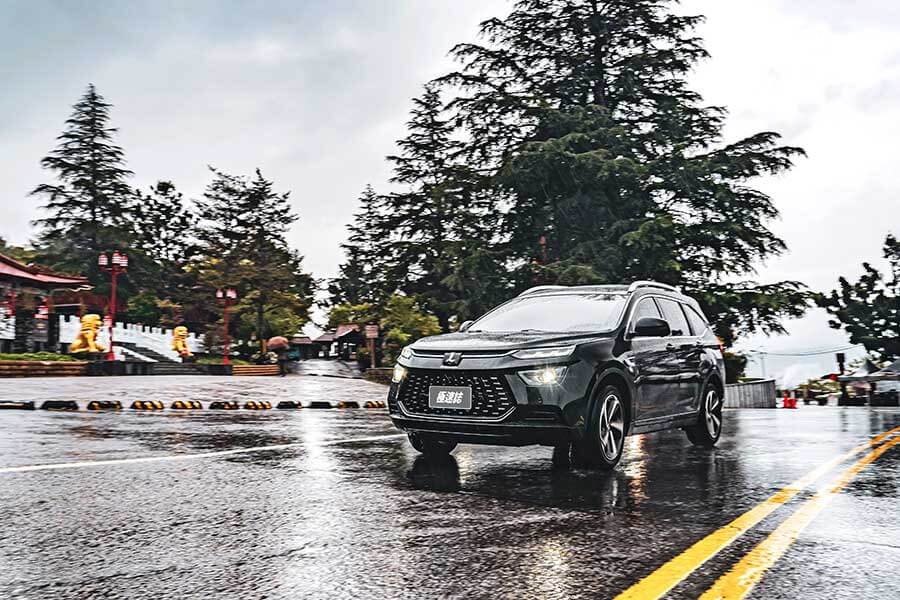 想驗證一輛跑車功架如何,去賽道溜一趟就知道到底有沒有把褲腰帶給綁緊,SUV,還是前驅?我輩四度勇闖力行產業道路一探這褲子究竟有沒有穿上。