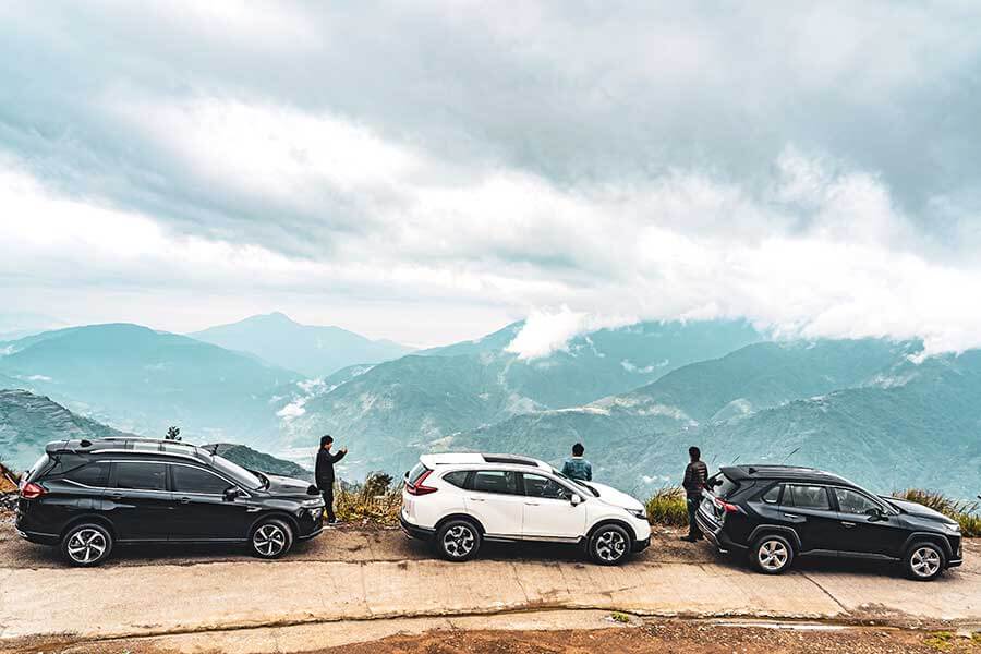 想驗證一輛跑車功架如何，去賽道溜一趟就知道到底有沒有把褲腰帶給綁緊，SUV，還是前驅?我輩四度勇闖力行產業道路一探這褲子究竟有沒有穿上。