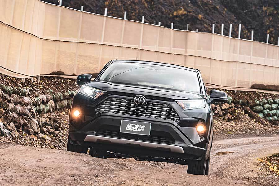 想驗證一輛跑車功架如何，去賽道溜一趟就知道到底有沒有把褲腰帶給綁緊，SUV，還是前驅?我輩四度勇闖力行產業道路一探這褲子究竟有沒有穿上。