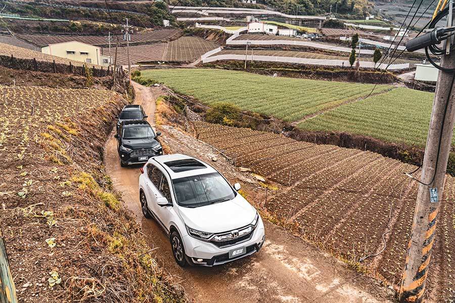 想驗證一輛跑車功架如何，去賽道溜一趟就知道到底有沒有把褲腰帶給綁緊，SUV，還是前驅?我輩四度勇闖力行產業道路一探這褲子究竟有沒有穿上。