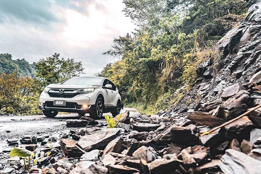 想驗證一輛跑車功架如何，去賽道溜一趟就知道到底有沒有把褲腰帶給綁緊，SUV，還是前驅?我輩四度勇闖力行產業道路一探這褲子究竟有沒有穿上。