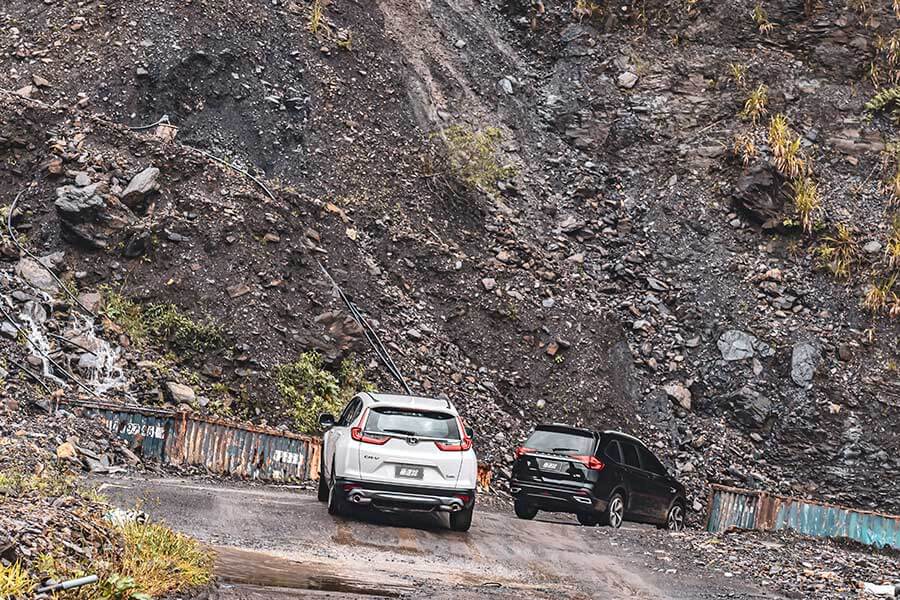 想驗證一輛跑車功架如何，去賽道溜一趟就知道到底有沒有把褲腰帶給綁緊，SUV，還是前驅?我輩四度勇闖力行產業道路一探這褲子究竟有沒有穿上。