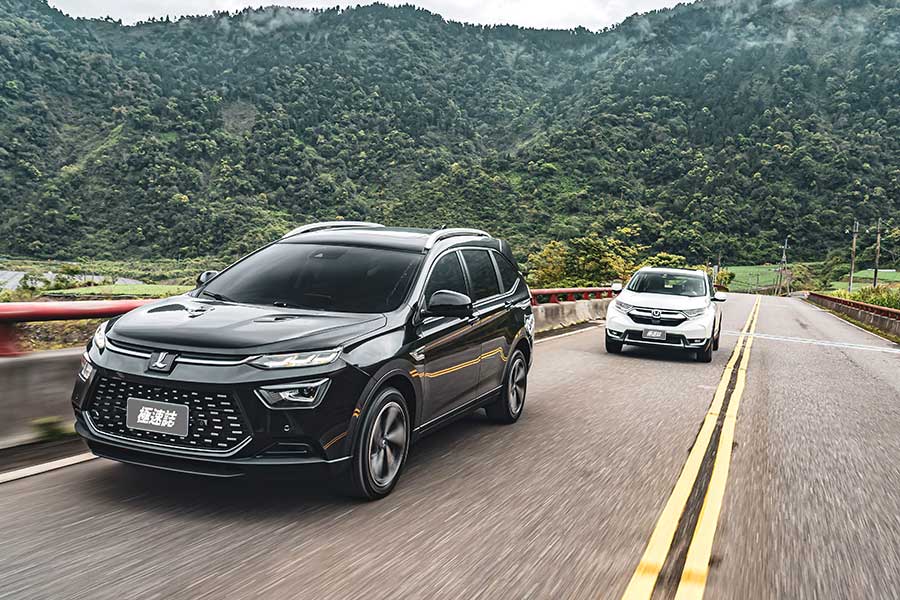 想驗證一輛跑車功架如何，去賽道溜一趟就知道到底有沒有把褲腰帶給綁緊，SUV，還是前驅?我輩四度勇闖力行產業道路一探這褲子究竟有沒有穿上。