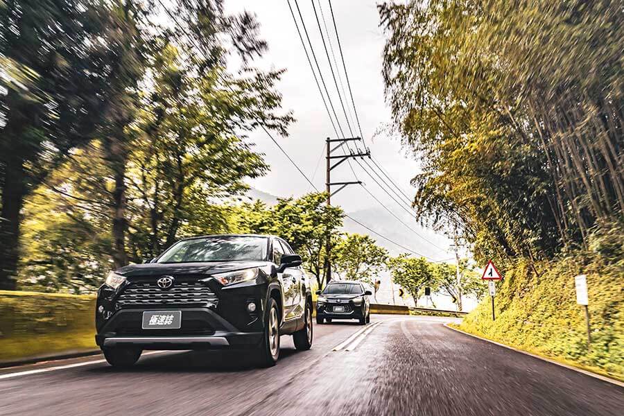 想驗證一輛跑車功架如何，去賽道溜一趟就知道到底有沒有把褲腰帶給綁緊，SUV，還是前驅?我輩四度勇闖力行產業道路一探這褲子究竟有沒有穿上。