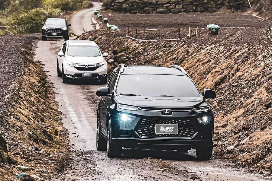 想驗證一輛跑車功架如何，去賽道溜一趟就知道到底有沒有把褲腰帶給綁緊，SUV，還是前驅?我輩四度勇闖力行產業道路一探這褲子究竟有沒有穿上。