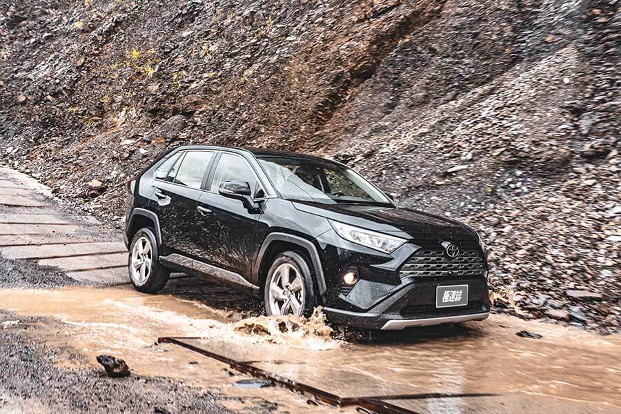 想驗證一輛跑車功架如何，去賽道溜一趟就知道到底有沒有把褲腰帶給綁緊，SUV，還是前驅?我輩四度勇闖力行產業道路一探這褲子究竟有沒有穿上。