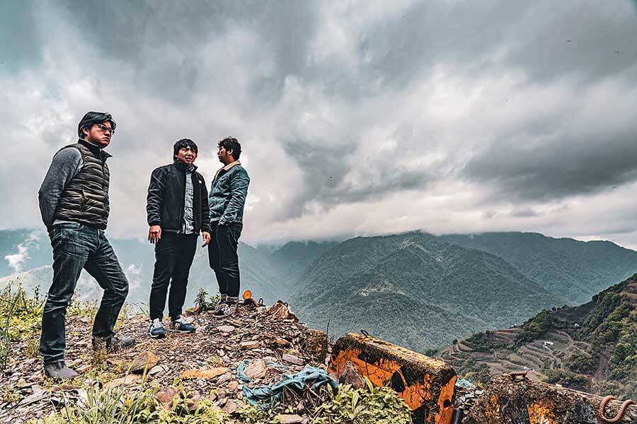 想驗證一輛跑車功架如何，去賽道溜一趟就知道到底有沒有把褲腰帶給綁緊，SUV，還是前驅?我輩四度勇闖力行產業道路一探這褲子究竟有沒有穿上。