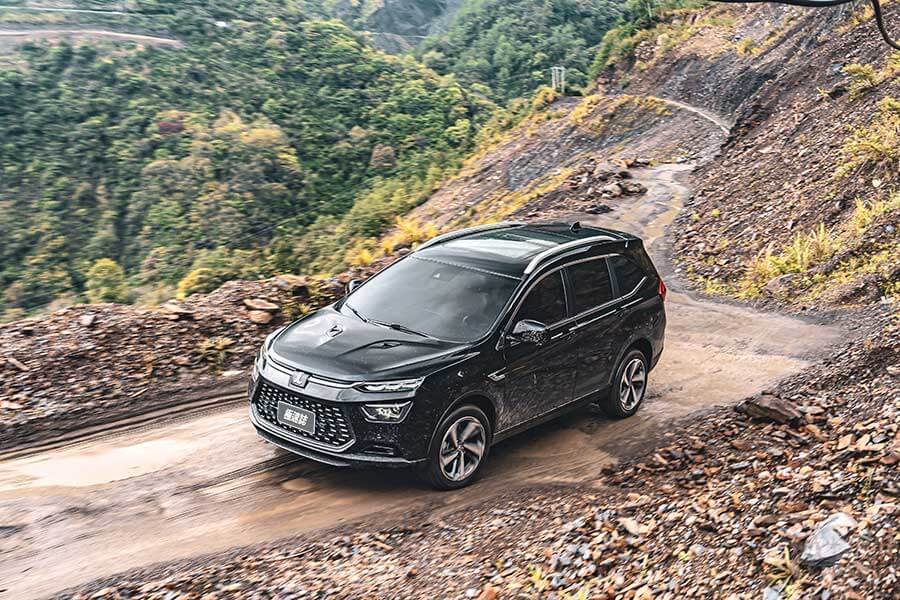 想驗證一輛跑車功架如何，去賽道溜一趟就知道到底有沒有把褲腰帶給綁緊，SUV，還是前驅?我輩四度勇闖力行產業道路一探這褲子究竟有沒有穿上。