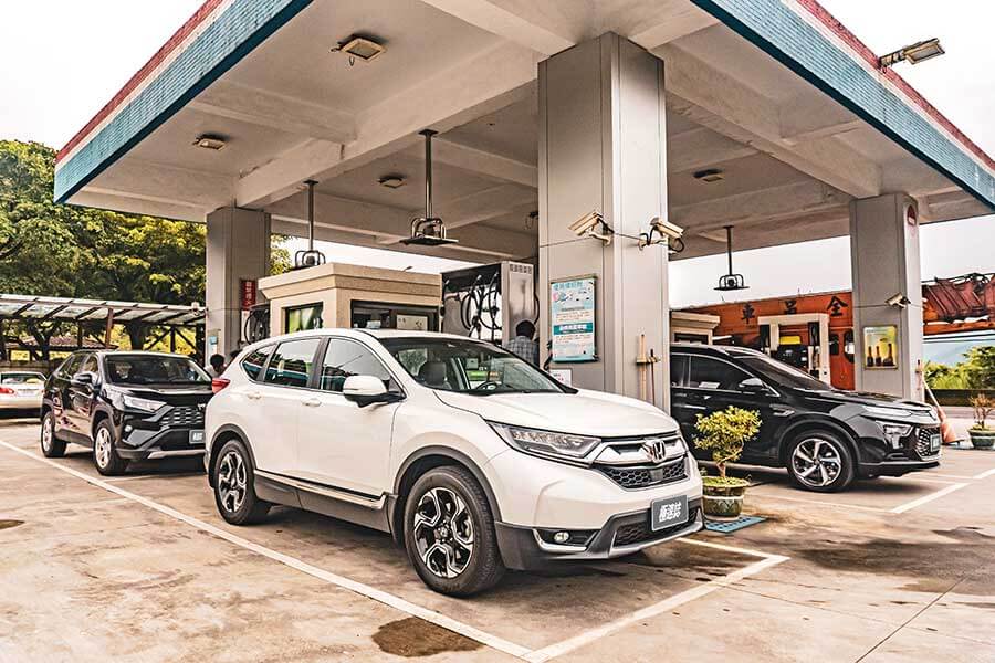 想驗證一輛跑車功架如何,去賽道溜一趟就知道到底有沒有把褲腰帶給綁緊,SUV,還是前驅?我輩四度勇闖力行產業道路一探這褲子究竟有沒有穿上。