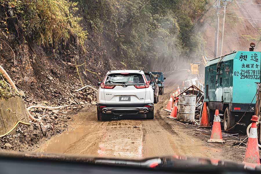 想驗證一輛跑車功架如何，去賽道溜一趟就知道到底有沒有把褲腰帶給綁緊，SUV，還是前驅?我輩四度勇闖力行產業道路一探這褲子究竟有沒有穿上。