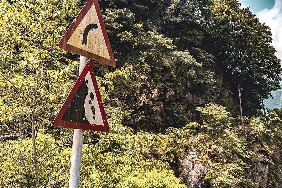 想驗證一輛跑車功架如何，去賽道溜一趟就知道到底有沒有把褲腰帶給綁緊，SUV，還是前驅?我輩四度勇闖力行產業道路一探這褲子究竟有沒有穿上。