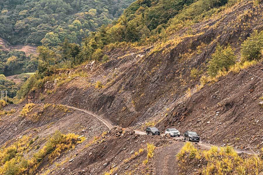 想驗證一輛跑車功架如何，去賽道溜一趟就知道到底有沒有把褲腰帶給綁緊，SUV，還是前驅?我輩四度勇闖力行產業道路一探這褲子究竟有沒有穿上。