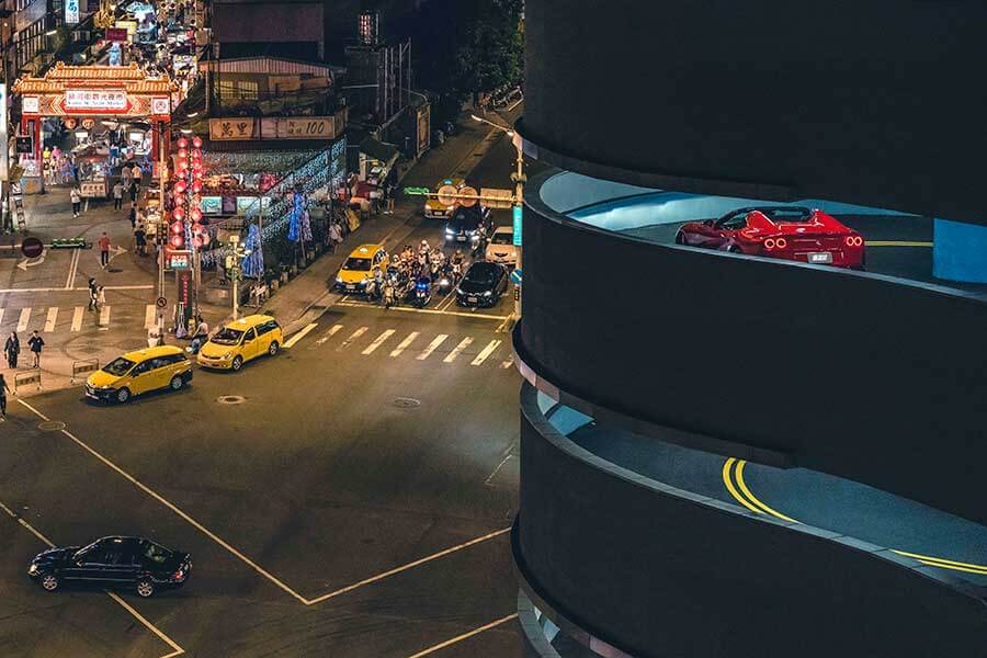 近中午才醒,久未熬夜的腦袋依舊昏沉沉,但耳際似乎仍繚繞著前一晚V12咆嘯的餘韻,那繁華的台北、美妙的義大利之夜……。