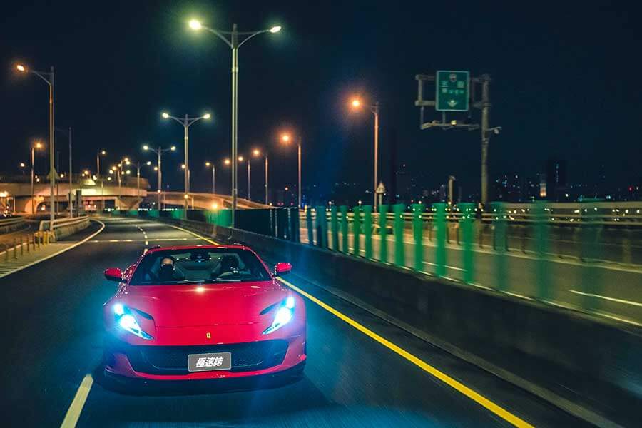 近中午才醒,久未熬夜的腦袋依舊昏沉沉,但耳際似乎仍繚繞著前一晚V12咆嘯的餘韻,那繁華的台北、美妙的義大利之夜……。