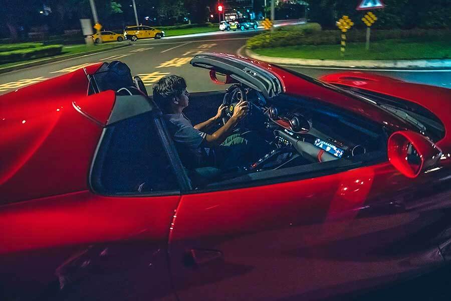 近中午才醒,久未熬夜的腦袋依舊昏沉沉,但耳際似乎仍繚繞著前一晚V12咆嘯的餘韻,那繁華的台北、美妙的義大利之夜……。