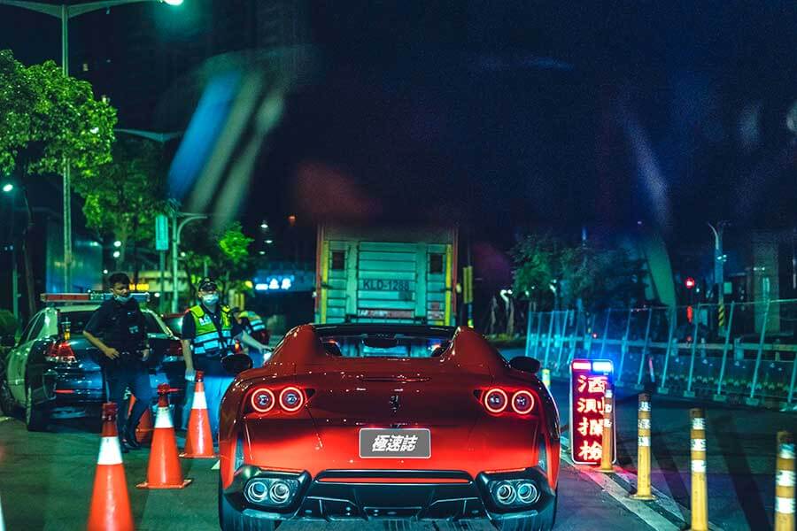 近中午才醒,久未熬夜的腦袋依舊昏沉沉,但耳際似乎仍繚繞著前一晚V12咆嘯的餘韻,那繁華的台北、美妙的義大利之夜……。