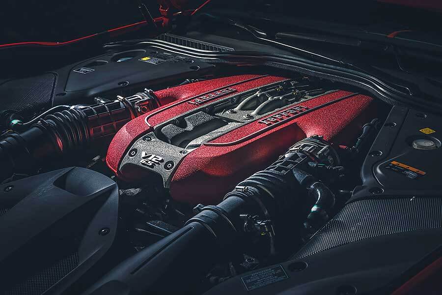 近中午才醒,久未熬夜的腦袋依舊昏沉沉,但耳際似乎仍繚繞著前一晚V12咆嘯的餘韻,那繁華的台北、美妙的義大利之夜……。