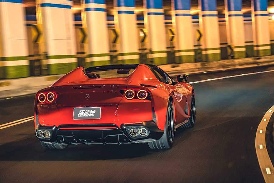 近中午才醒,久未熬夜的腦袋依舊昏沉沉,但耳際似乎仍繚繞著前一晚V12咆嘯的餘韻,那繁華的台北、美妙的義大利之夜……。