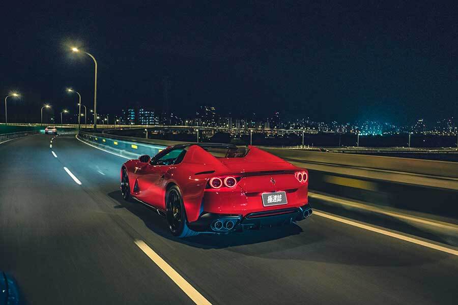 近中午才醒,久未熬夜的腦袋依舊昏沉沉,但耳際似乎仍繚繞著前一晚V12咆嘯的餘韻,那繁華的台北、美妙的義大利之夜……。