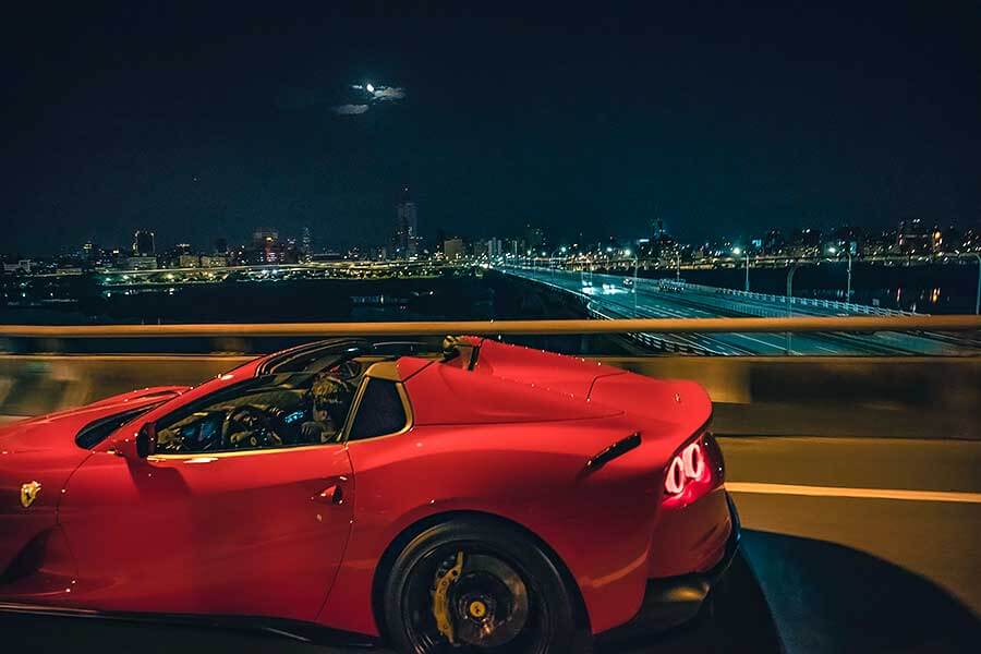 近中午才醒,久未熬夜的腦袋依舊昏沉沉,但耳際似乎仍繚繞著前一晚V12咆嘯的餘韻,那繁華的台北、美妙的義大利之夜……。