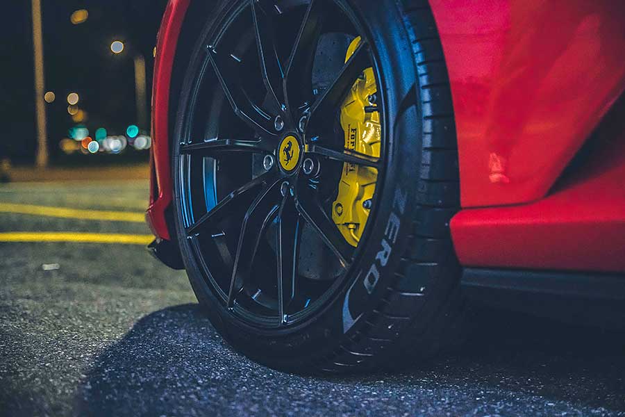 近中午才醒,久未熬夜的腦袋依舊昏沉沉,但耳際似乎仍繚繞著前一晚V12咆嘯的餘韻,那繁華的台北、美妙的義大利之夜……。