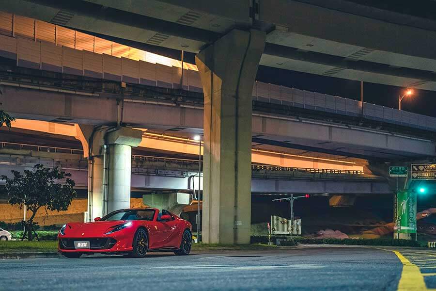 近中午才醒,久未熬夜的腦袋依舊昏沉沉,但耳際似乎仍繚繞著前一晚V12咆嘯的餘韻,那繁華的台北、美妙的義大利之夜……。