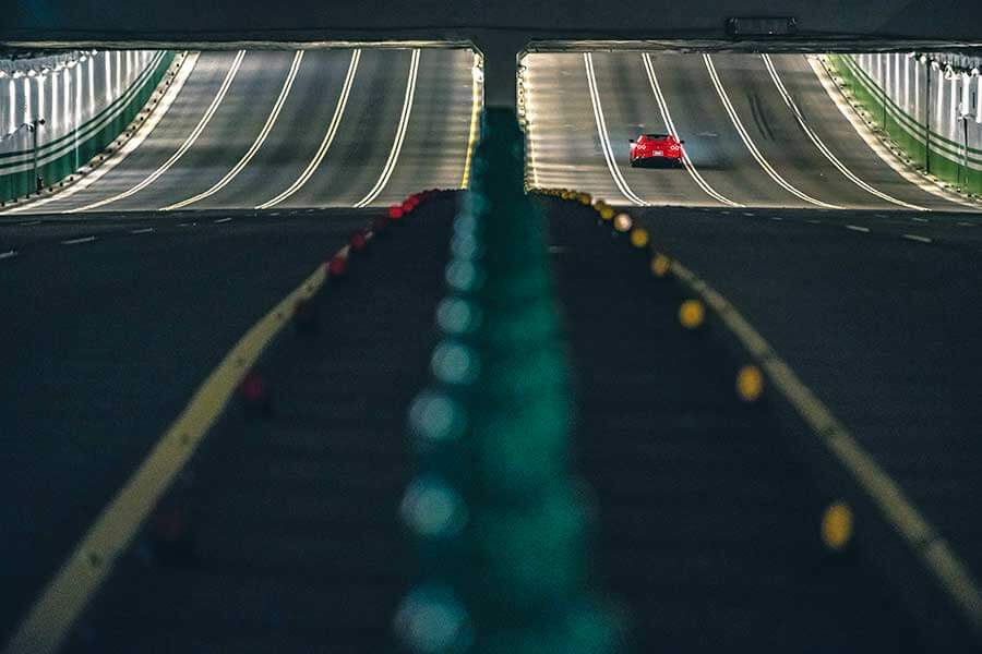 近中午才醒,久未熬夜的腦袋依舊昏沉沉,但耳際似乎仍繚繞著前一晚V12咆嘯的餘韻,那繁華的台北、美妙的義大利之夜……。