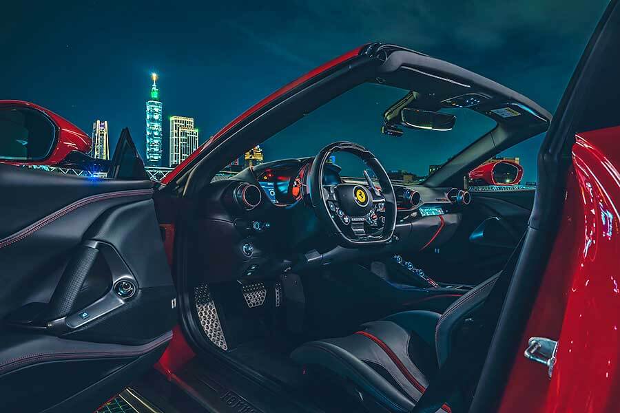 近中午才醒,久未熬夜的腦袋依舊昏沉沉,但耳際似乎仍繚繞著前一晚V12咆嘯的餘韻,那繁華的台北、美妙的義大利之夜……。