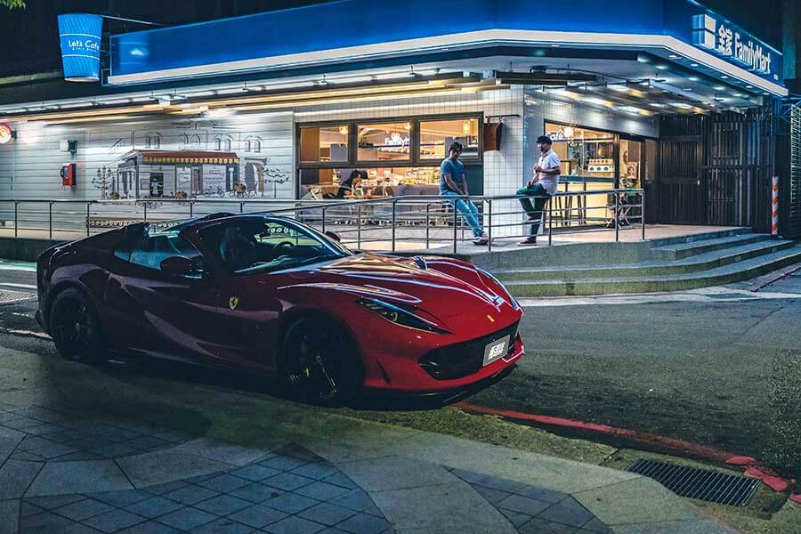 近中午才醒,久未熬夜的腦袋依舊昏沉沉,但耳際似乎仍繚繞著前一晚V12咆嘯的餘韻,那繁華的台北、美妙的義大利之夜……。